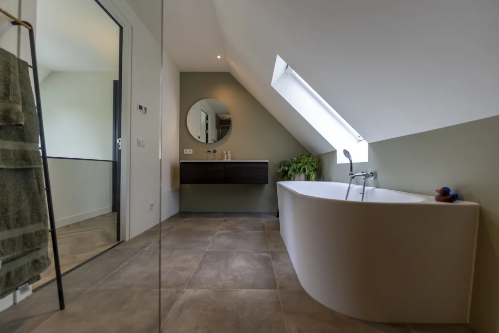 Vrijstaande moderne nieuwbouw woning met overstek in Gorssel - badkamer