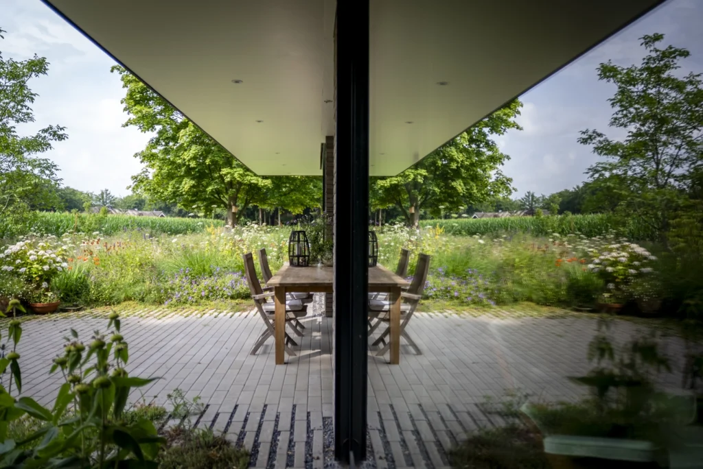 Vrijstaande moderne nieuwbouw woning met overstek in Gorssel - verbinding binnen met buiten