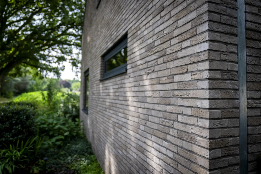 Vrijstaande moderne nieuwbouw woning met overstek in Gorssel - ingetogen voorzijde