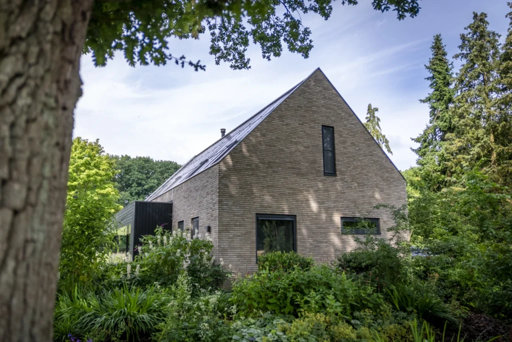 Vrijstaande moderne nieuwbouw woning met overstek in Gorssel - ingetogen voorzijde
