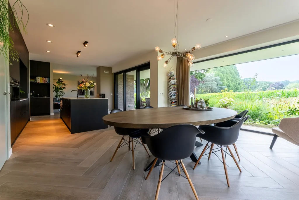 Vrijstaande moderne nieuwbouw woning met overstek in Gorssel - leefruimte met uitzicht