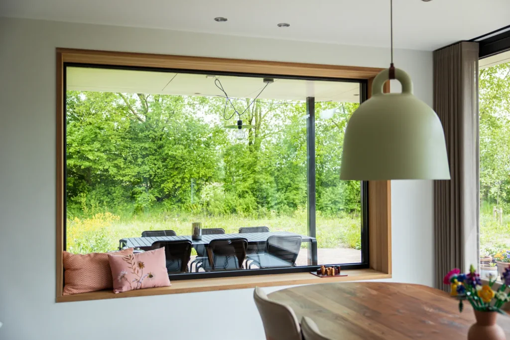 Kubistische nieuwbouw woning in Wesepe met bloemkozijn
