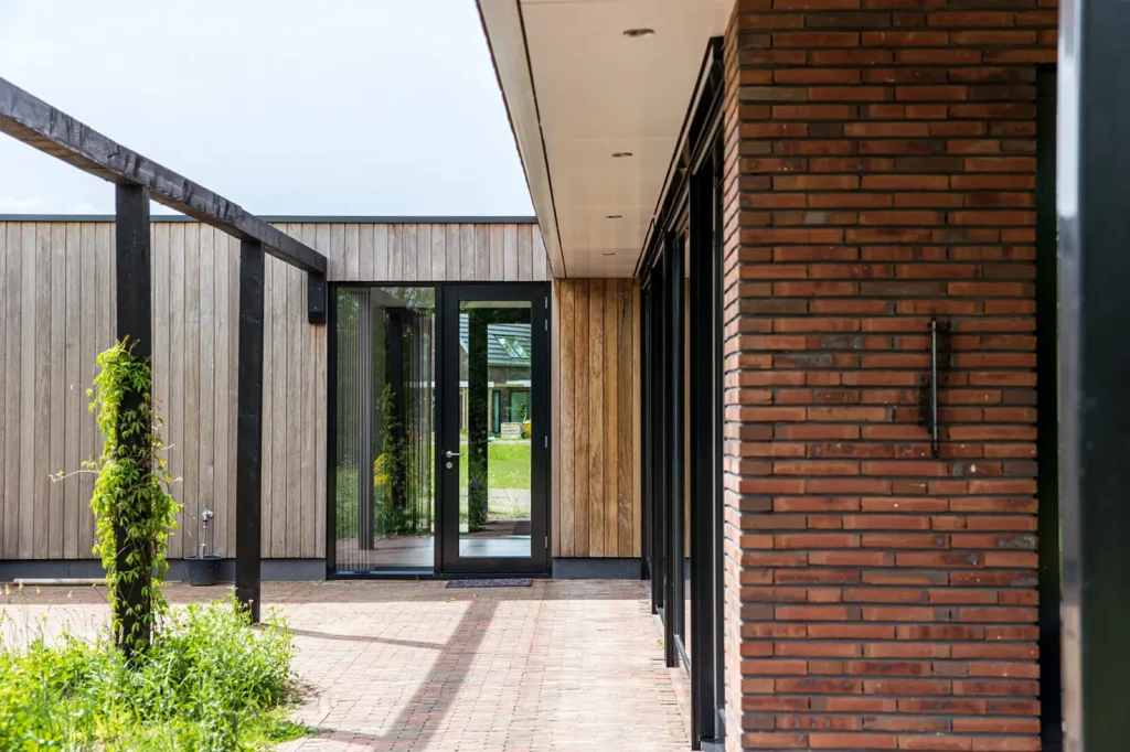 Kubistische nieuwbouw woning in Wesepe