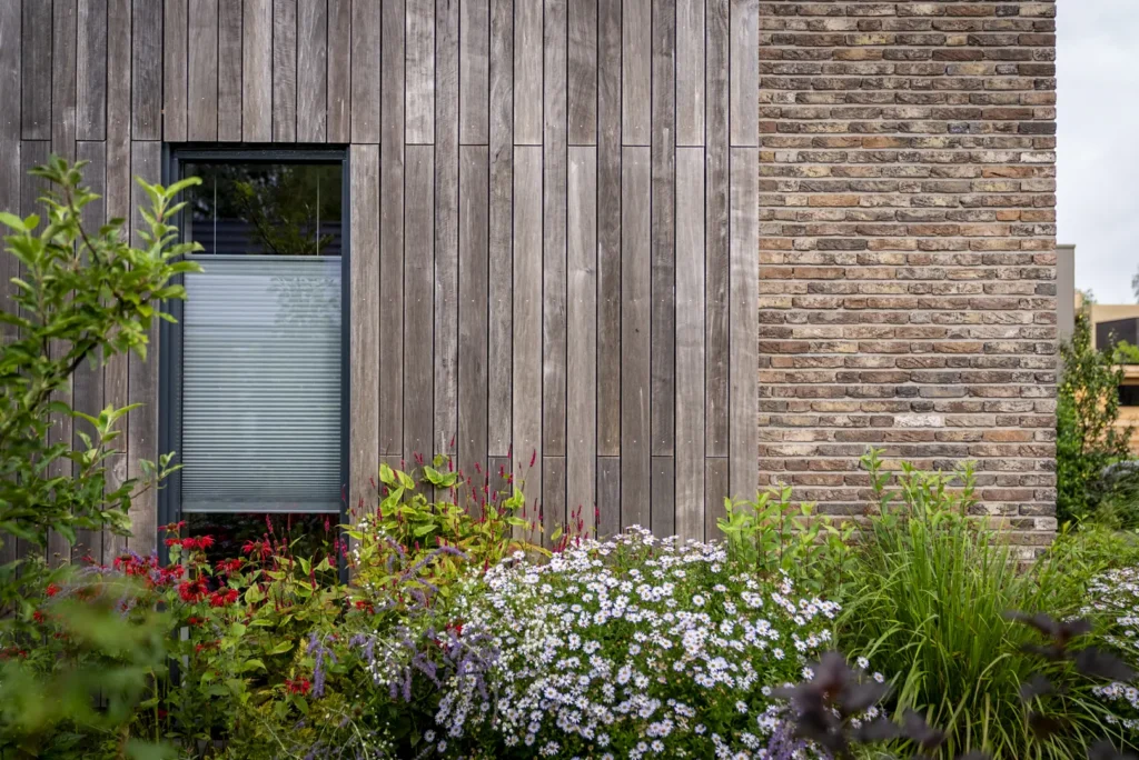 Detail van natuurlijke houten gevelplanken geleverd door Foreco