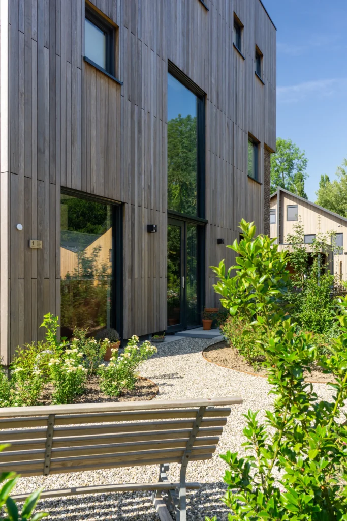 Moderne gezinswoning in Deventer met houten gevelbekleding