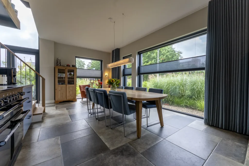 Open leefruimte met keuken, woonkamer en muziekkamer