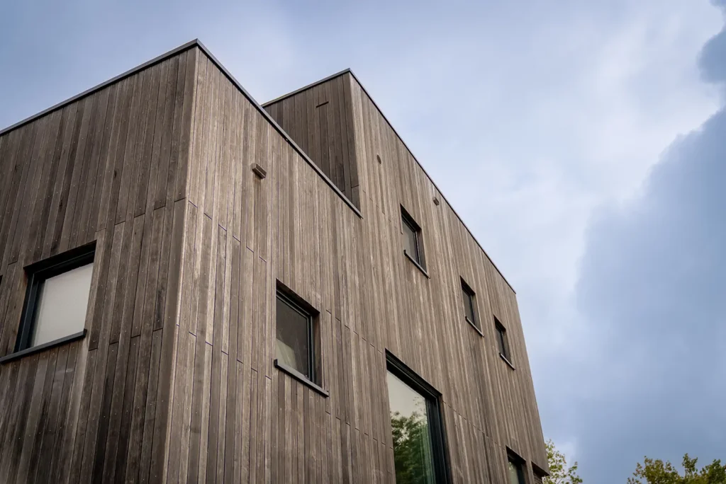 Detail van natuurlijke houten gevelplanken geleverd door Foreco