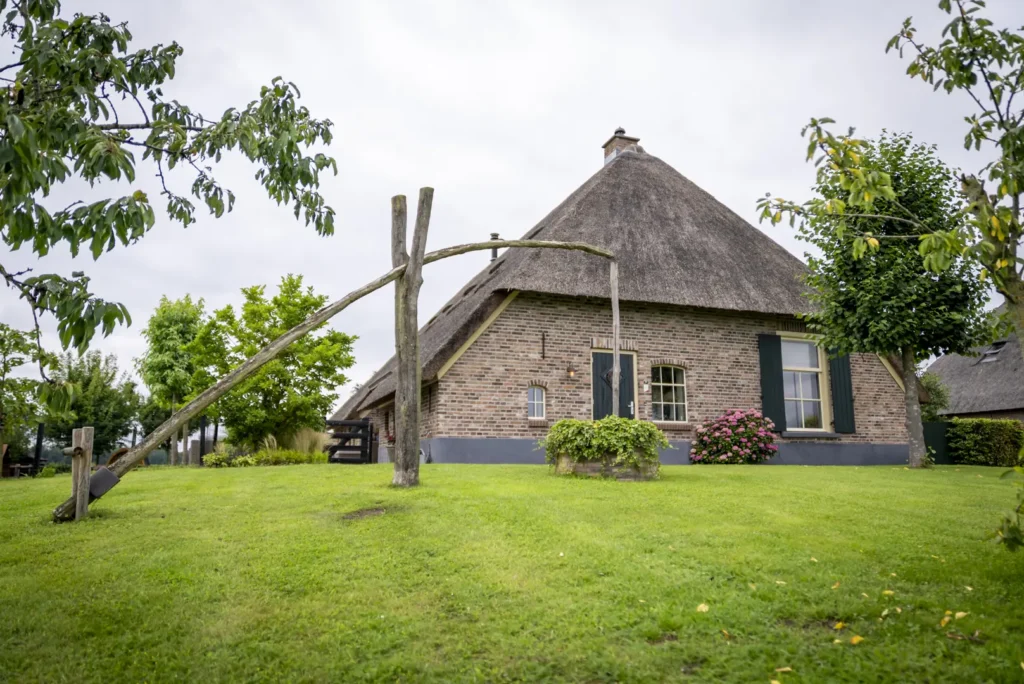 Herstelde waterput en behouden boom op monumentaal erf in Okkenbroek