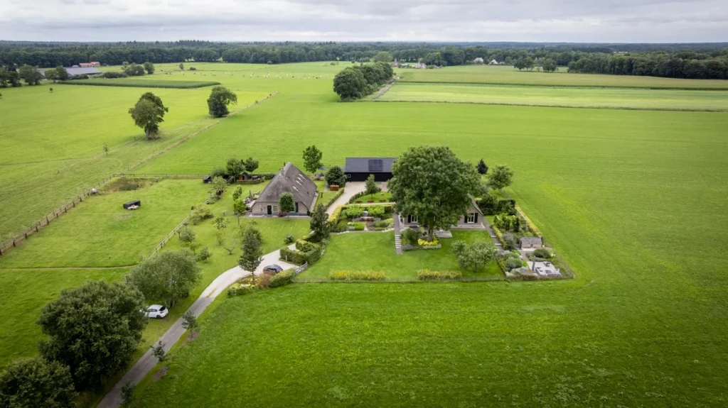 Verbouwde boerderij in Okkenbroek met bewaarde eiken gebinten en nieuwe gevels