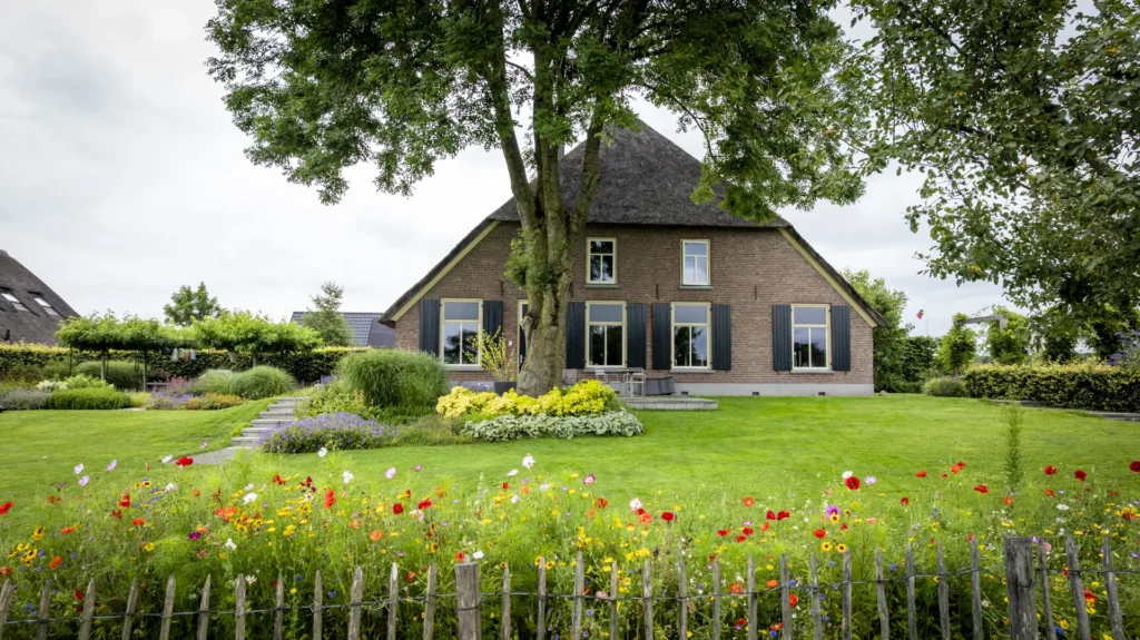 Verbouwde boerderij in Okkenbroek met bewaarde eiken gebinten en nieuwe gevels – erftransformatie