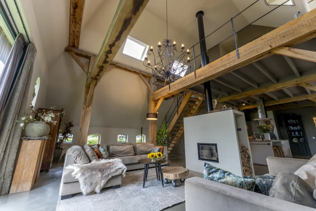 Eiken gebinten en doorkijk haard in woonruimten, combinatie van karakter en comfort