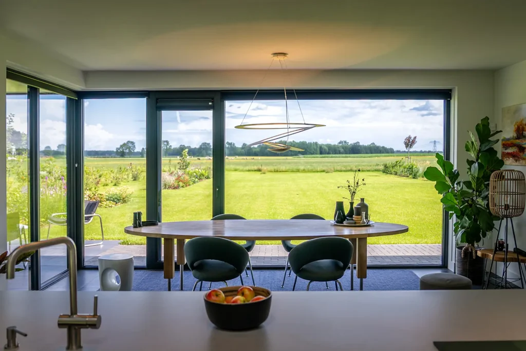 keuken met uitzicht op Sallandse landschap