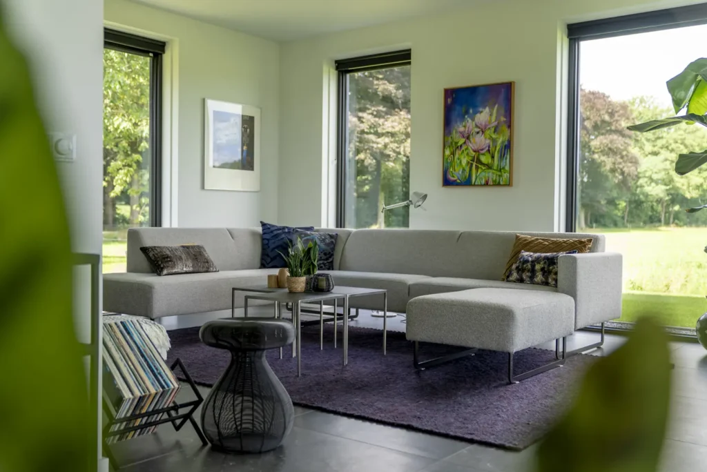 woonkamer met uitzicht op Sallandse landschap