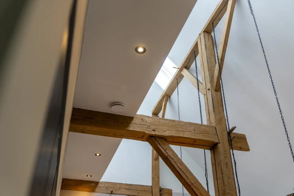 Behouden houten gebinten geven warmte en karakter aan het moderne interieur