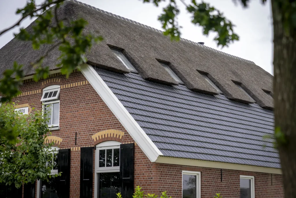 Verbouwde boerderij in Okkenbroek met rieten kap en karakteristiek metselwerk