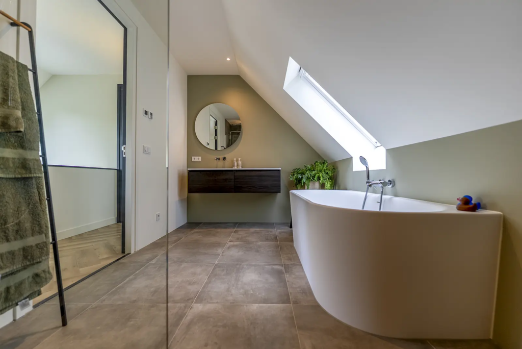 badkamer-met-dakraam-en-vrijstaand-bad-gorssel-mensink-bouwbedrijf