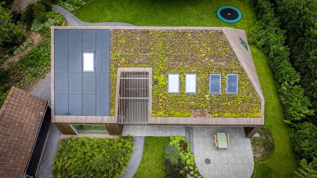 Luchtfoto van duurzame woning met groen dak en zonnepanelen in Berkum, gebouwd door Mensink Bouwbedrijf.