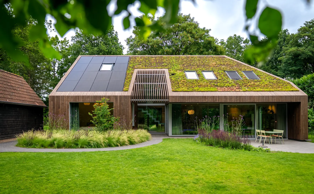 Eigentijdse woning met sedumdak en zonnepanelen in Berkum, duurzaam gebouwd door Mensink Bouwbedrijf in Salland.