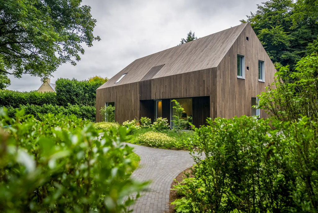 Moderne houten woning in groene omgeving van Berkum, maatwerk bouwproject van Mensink Bouwbedrijf.