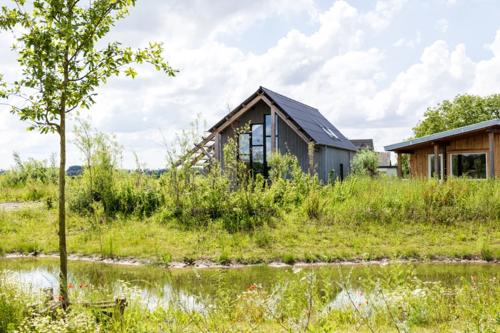 Achterzijde van de natuurinclusieve woning in Olstergaard, gelegen bij een wadi.