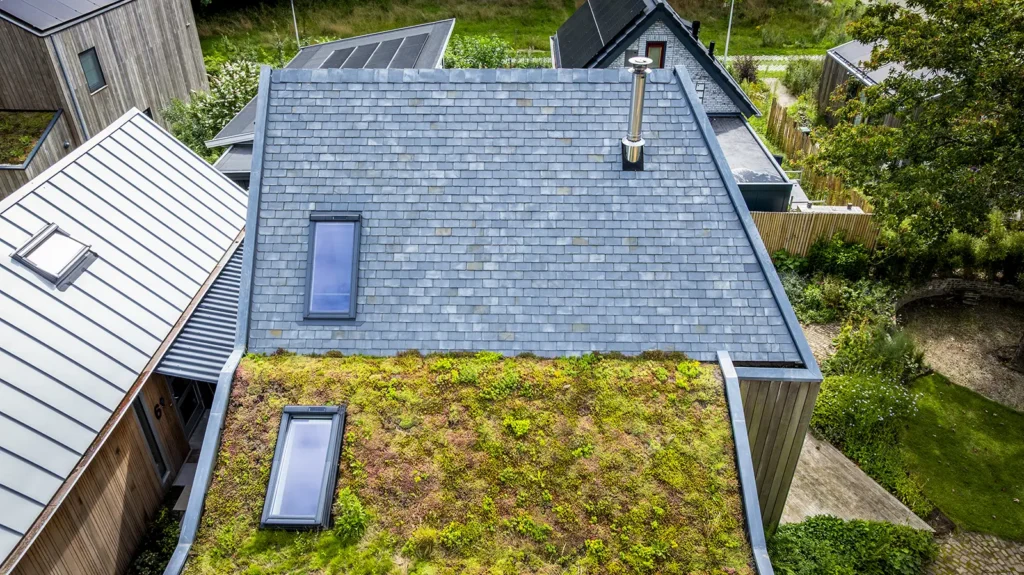 Bovenzijde van het tinyhouse in Deventer met opvallende daklijn, groendak en duurzame dakafwerking.