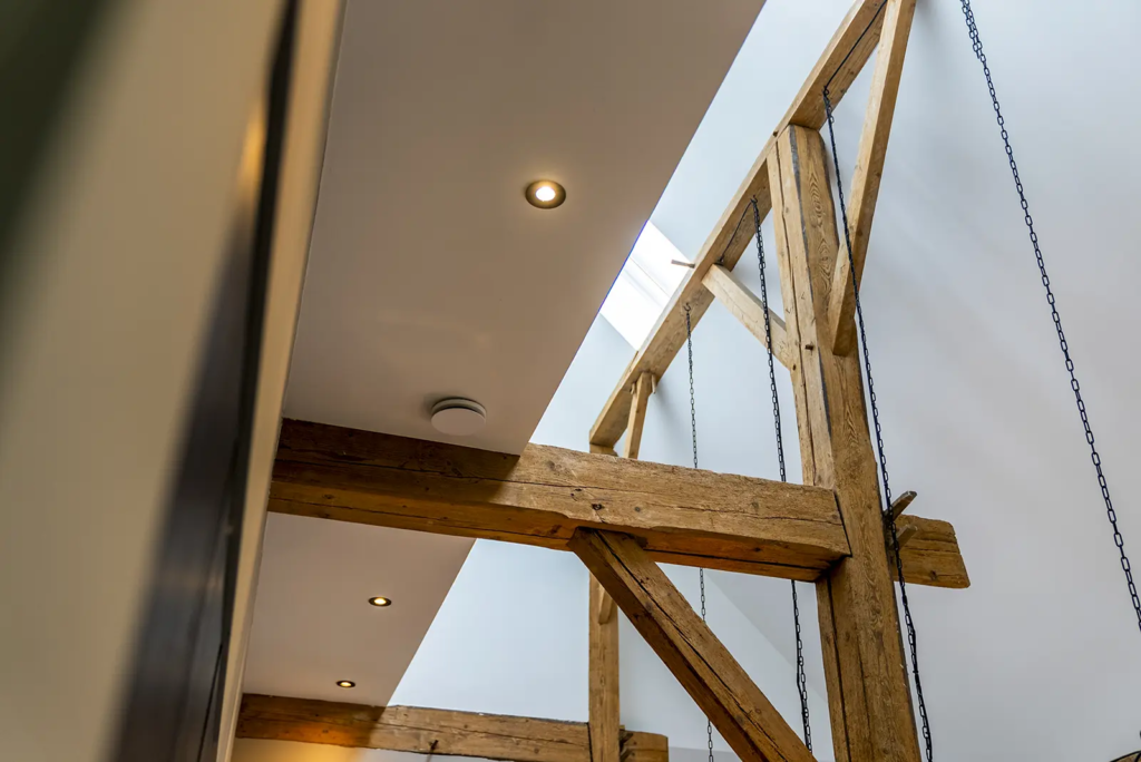 Detail van houten balkconstructie in gerenoveerde woonboerderij in Okkenbroek, vakwerk van Mensink.