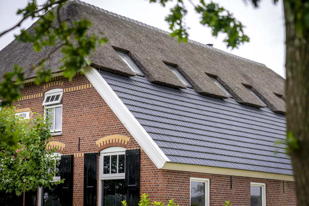 Detail van rieten dak gecombineerd met dakpannen, woning in Okkenbroek.