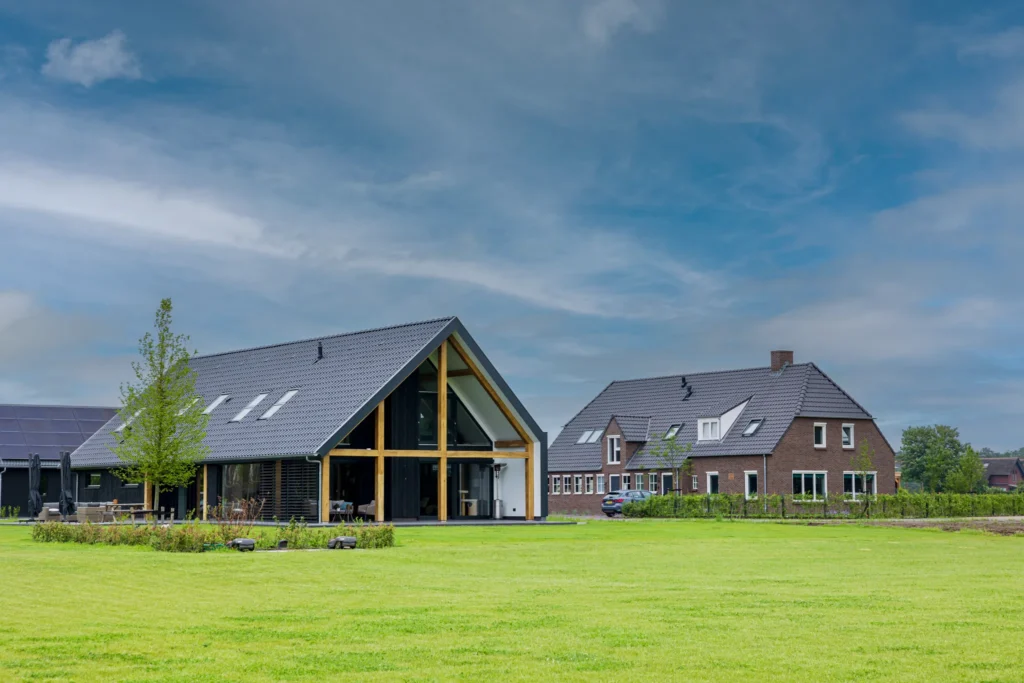 Overzicht van de erfopzet in Lettele met schuurwoning en geschakeld woondeel, passend binnen de erftransformatie en het landelijke silhouet.