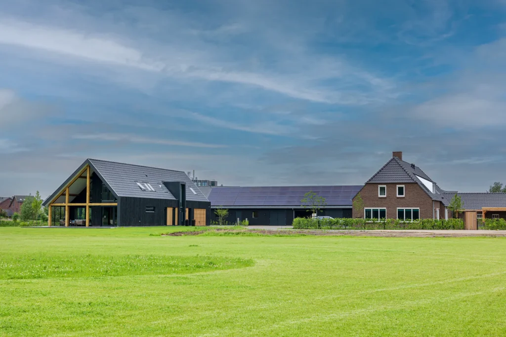 Overzicht van erftransformatie in Lettele met moderne schuurwoning, verbouwde jaren 50 boerderij en grote kavelstructuur.
