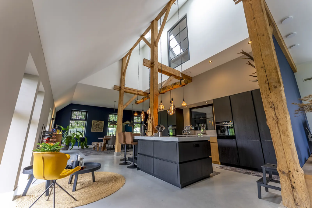 Moderne keuken met houten spanten en landelijke details in woonboerderij in Okkenbroek.