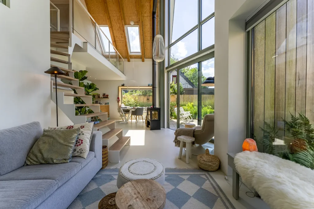 Lichte woonkamer met open trap en vide in het tinyhouse in Deventer, ontworpen voor ruimtelijk wonen op compacte schaal door Mensink Bouwbedrijf.