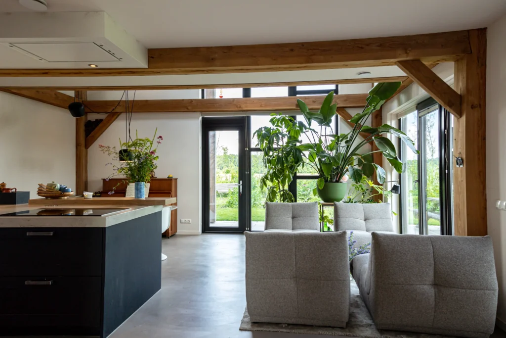 Open keuken en woonruimte met houten constructie in de biobased woning in Olst, Olstergaard.