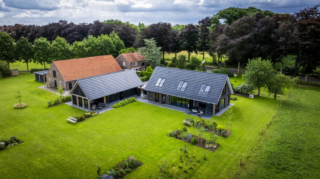 Luchtfoto van erftransformatie in Olst, voorbeeld van duurzaam bouwen door Mensink Bouwbedrijf.