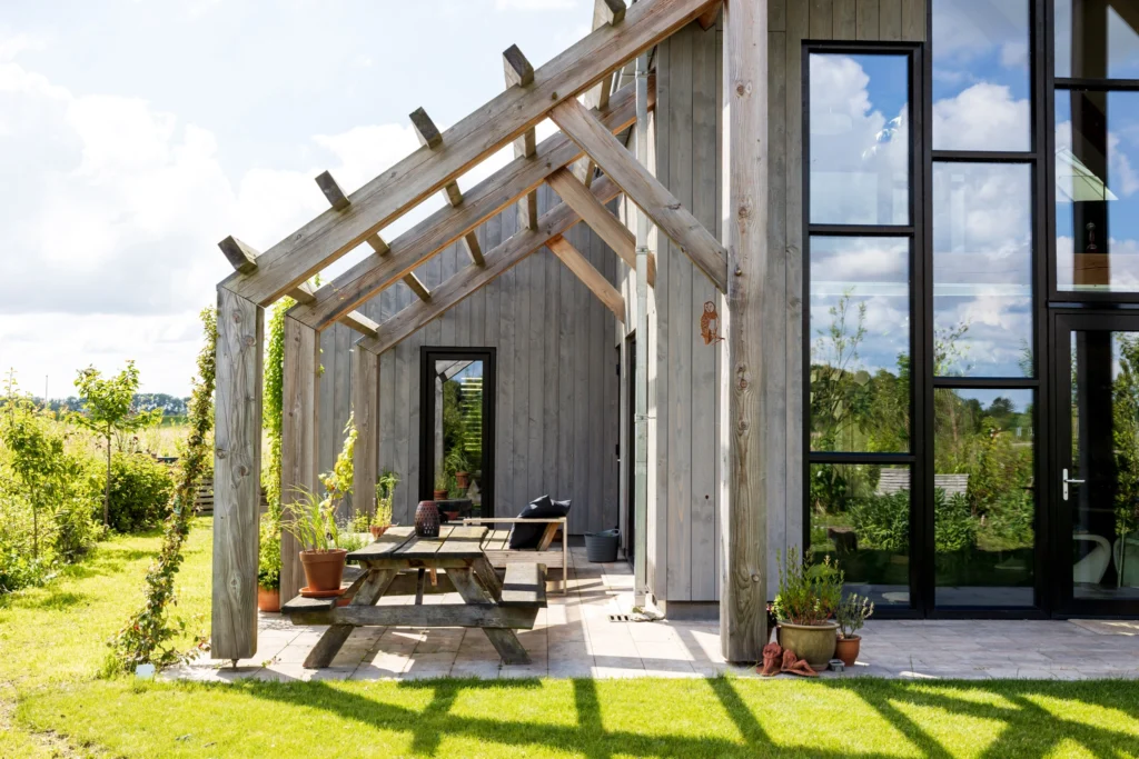 Houten pergola en geveldetails van de biobased woning gebouwd door Mensink.