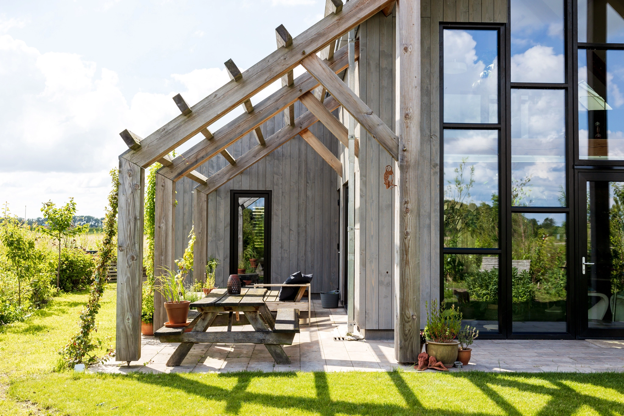 Houten pergola en geveldetails van de biobased woning gebouwd door Mensink.