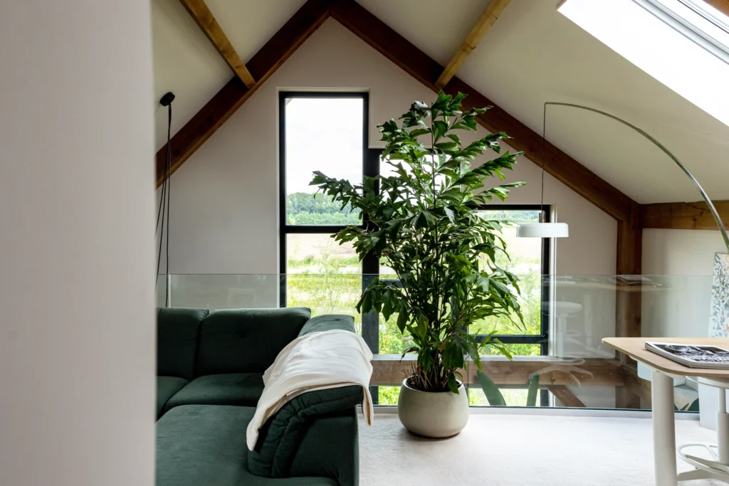 Vide met grote ramen en lichtinval in de biobased woning in Olst.